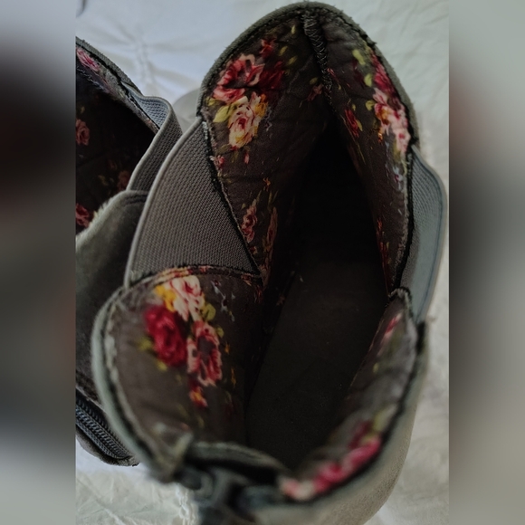 Maurices Gray Suede Wedge Ankle Boots Sz 10 - Picture 5 of 6